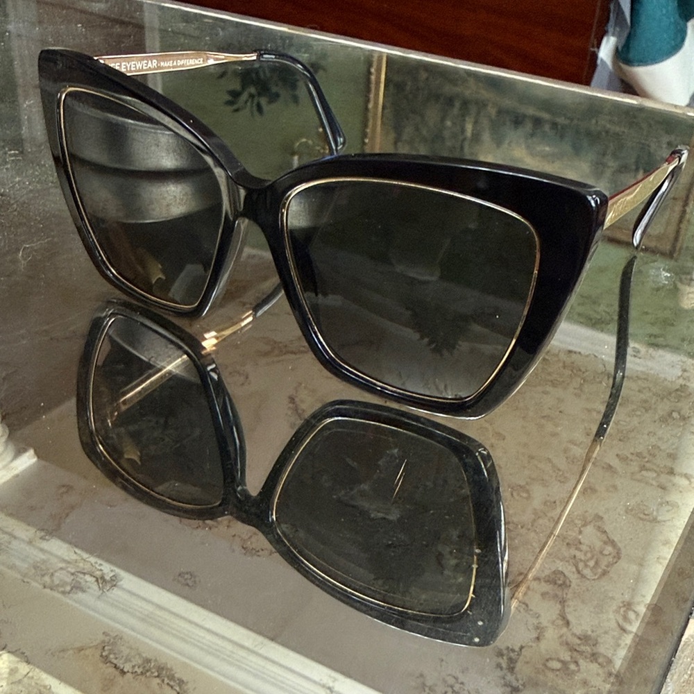 Diff Eyewear Cat-Eye Sunglasses in Black and Gold polarized Becky-IV polarizes - Picture 12 of 13